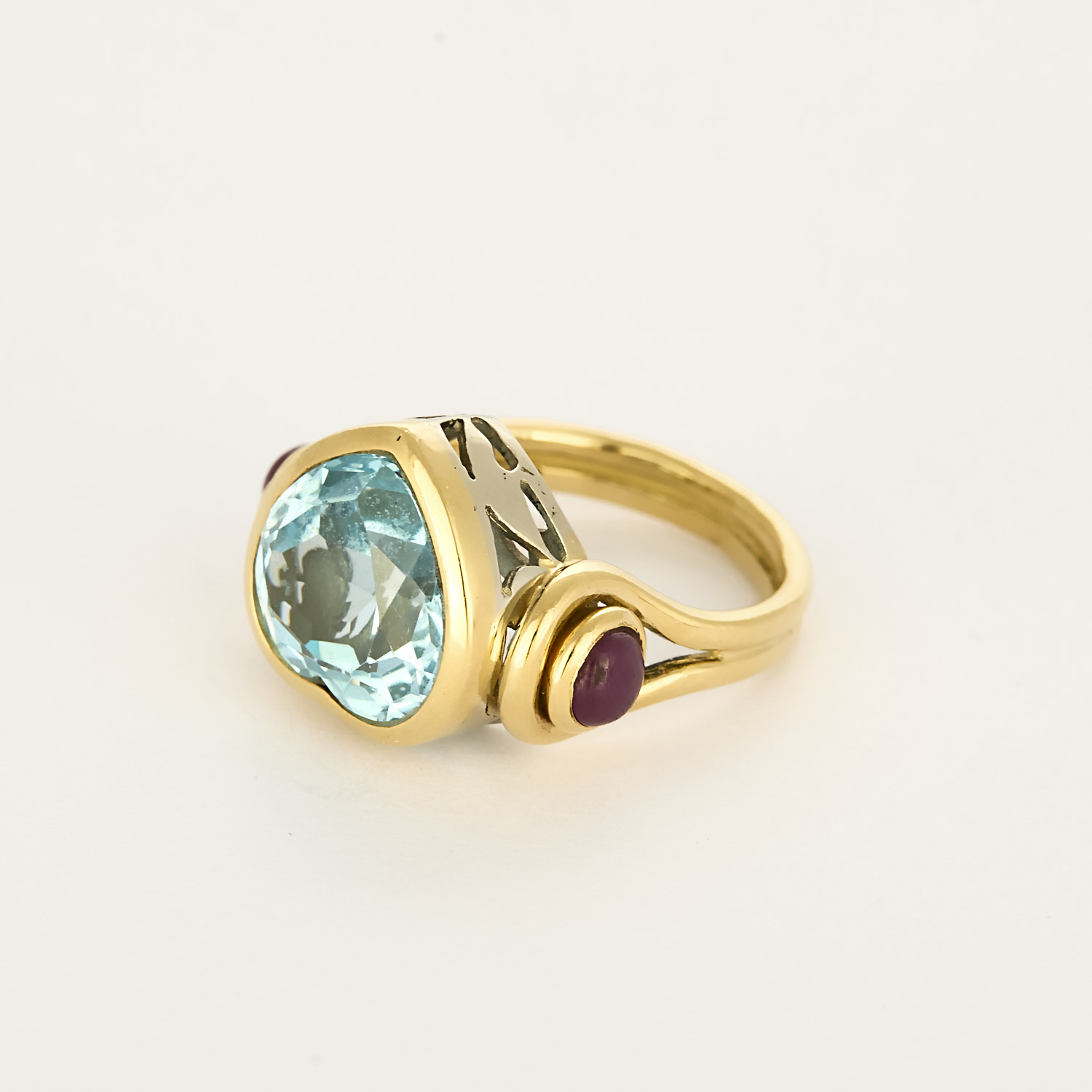 Bague vintage "coeur" topaze bleue en or jaune.