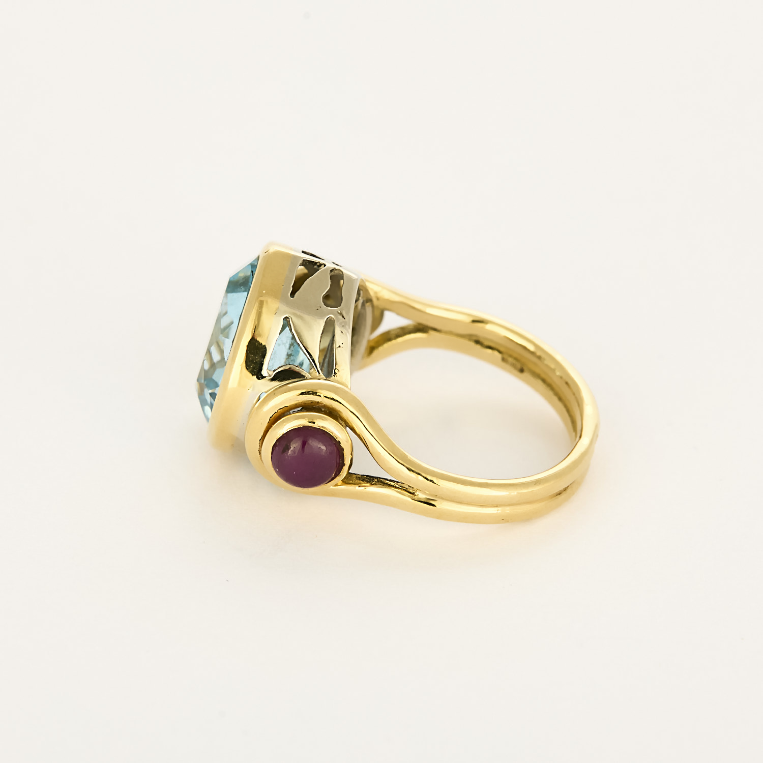 Bague vintage "coeur" topaze bleue en or jaune.