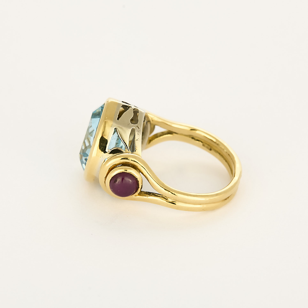 Bague vintage "coeur" topaze bleue en or jaune.