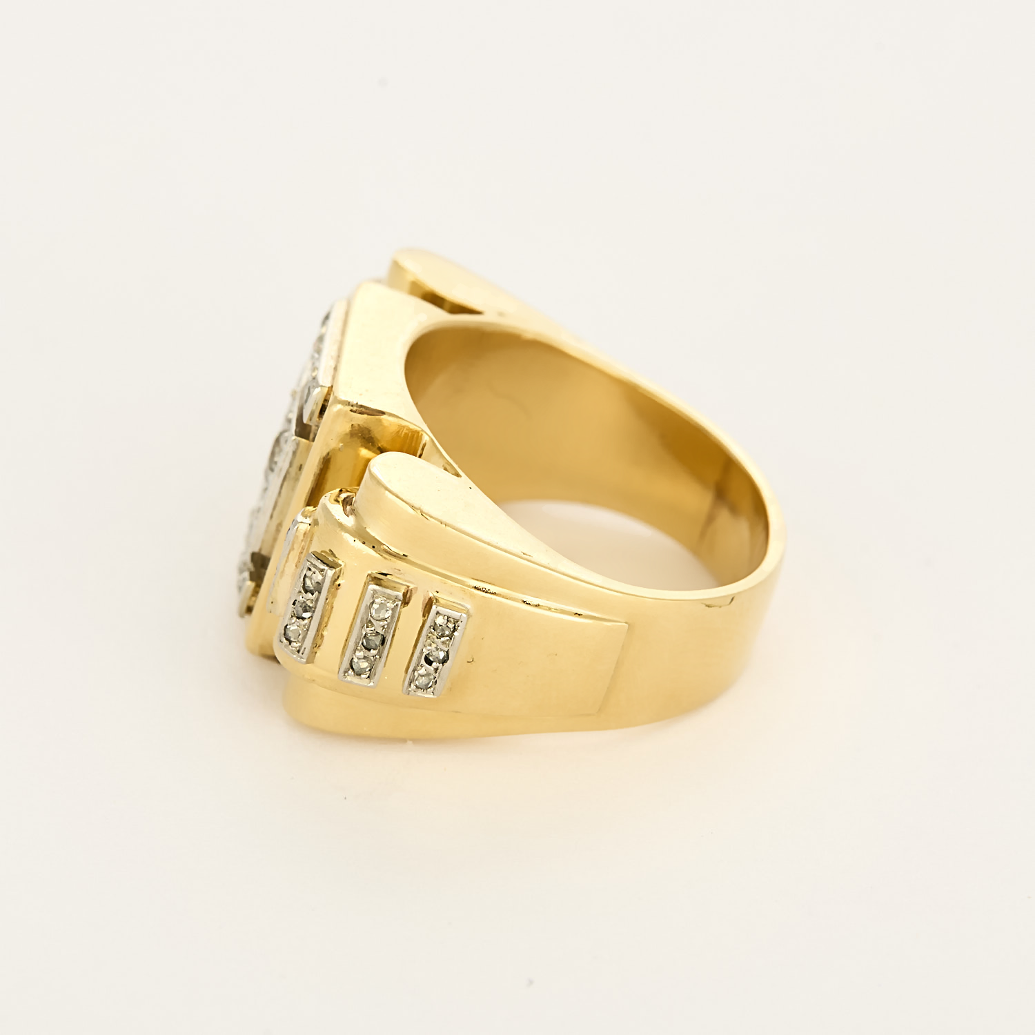 Bague "Tank" en or et diamants.