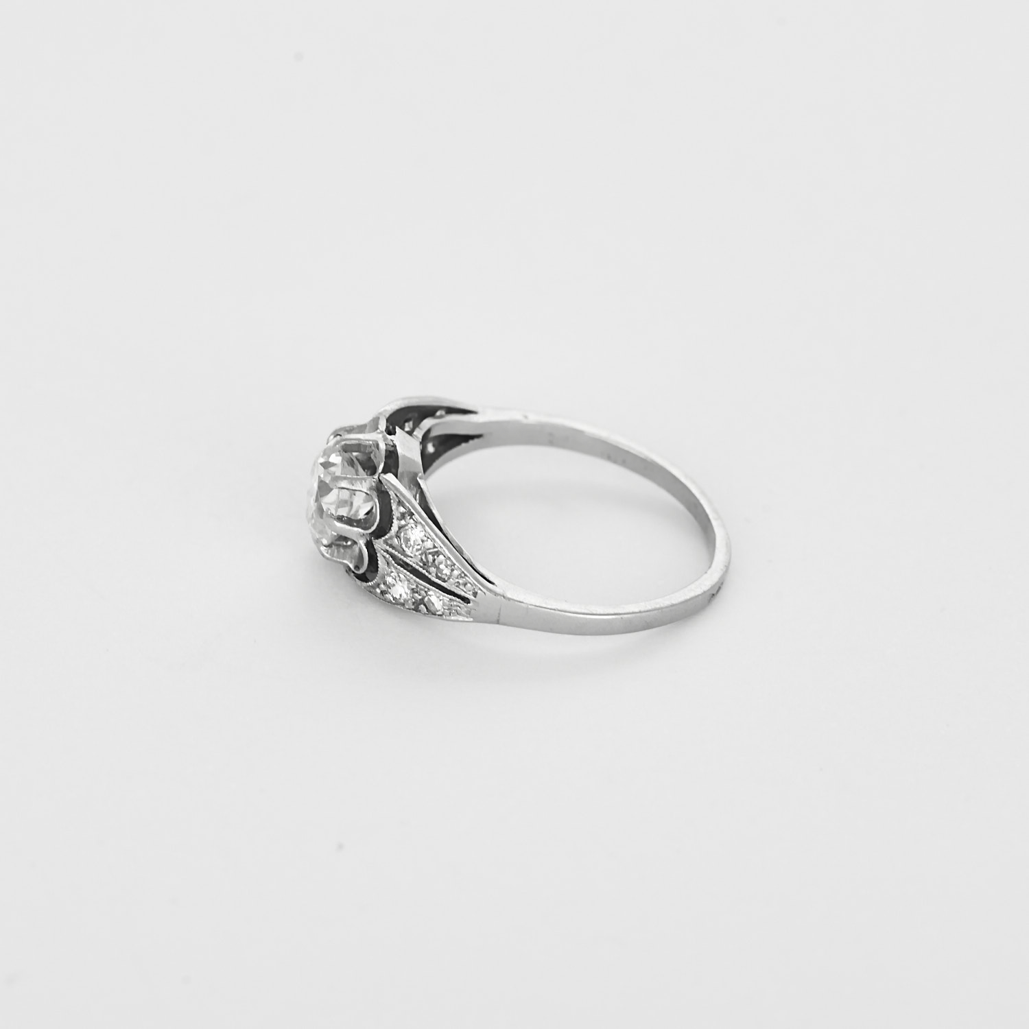 Bague ancienne "solitaire 0,70 carat" en platine et diamants.