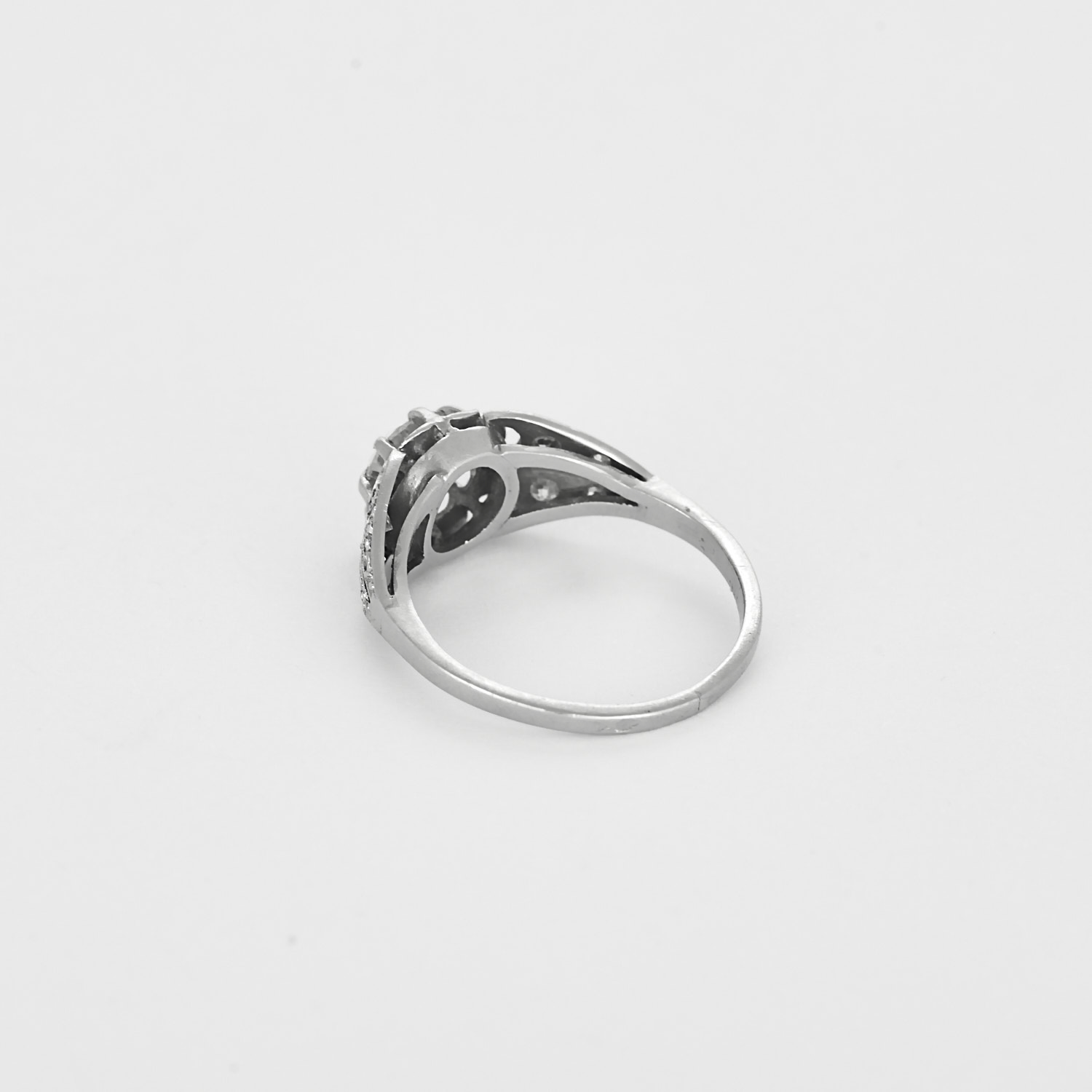 Bague ancienne "solitaire 0,70 carat" en platine et diamants.