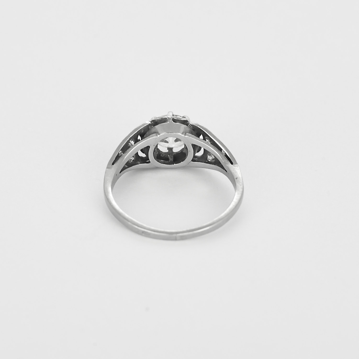 Bague ancienne "solitaire 0,70 carat" en platine et diamants.
