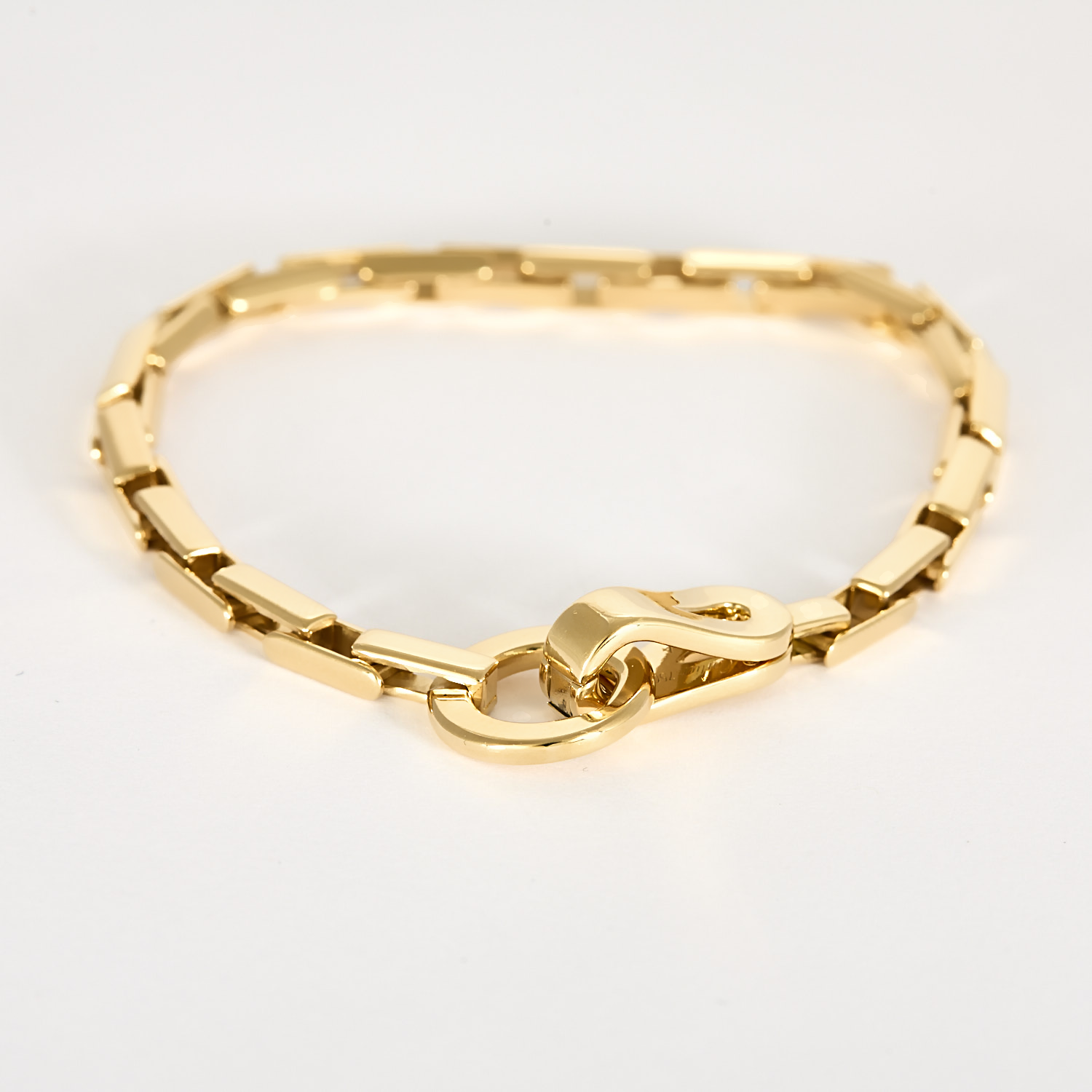 Bracelet CARTIER collection "Agrafe" en or jaune.