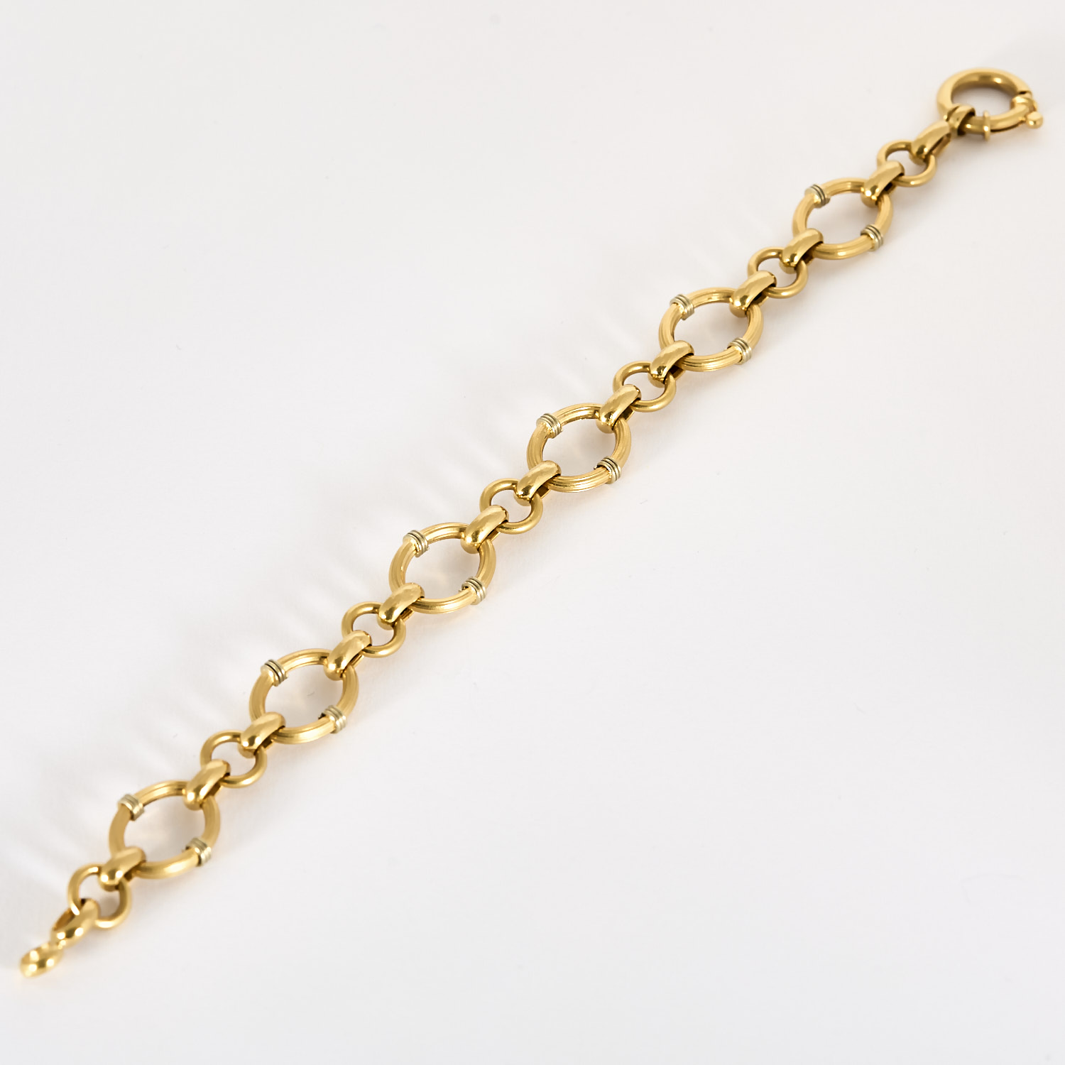 Bracelet ancien mailles ovale en or jaune.