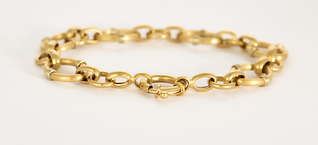 Bracelet ancien mailles ovale en or jaune.
