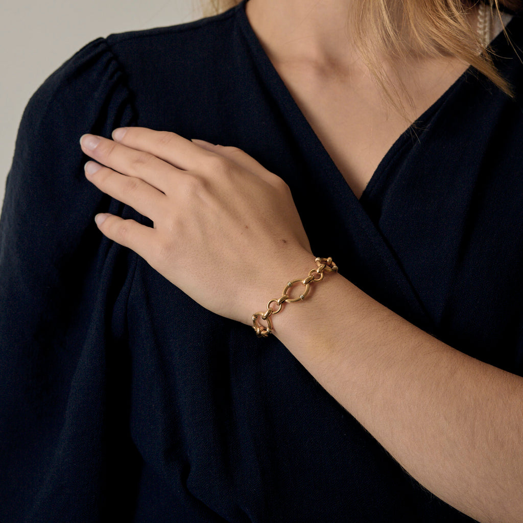 Bracelet ancien mailles ovale en or jaune.