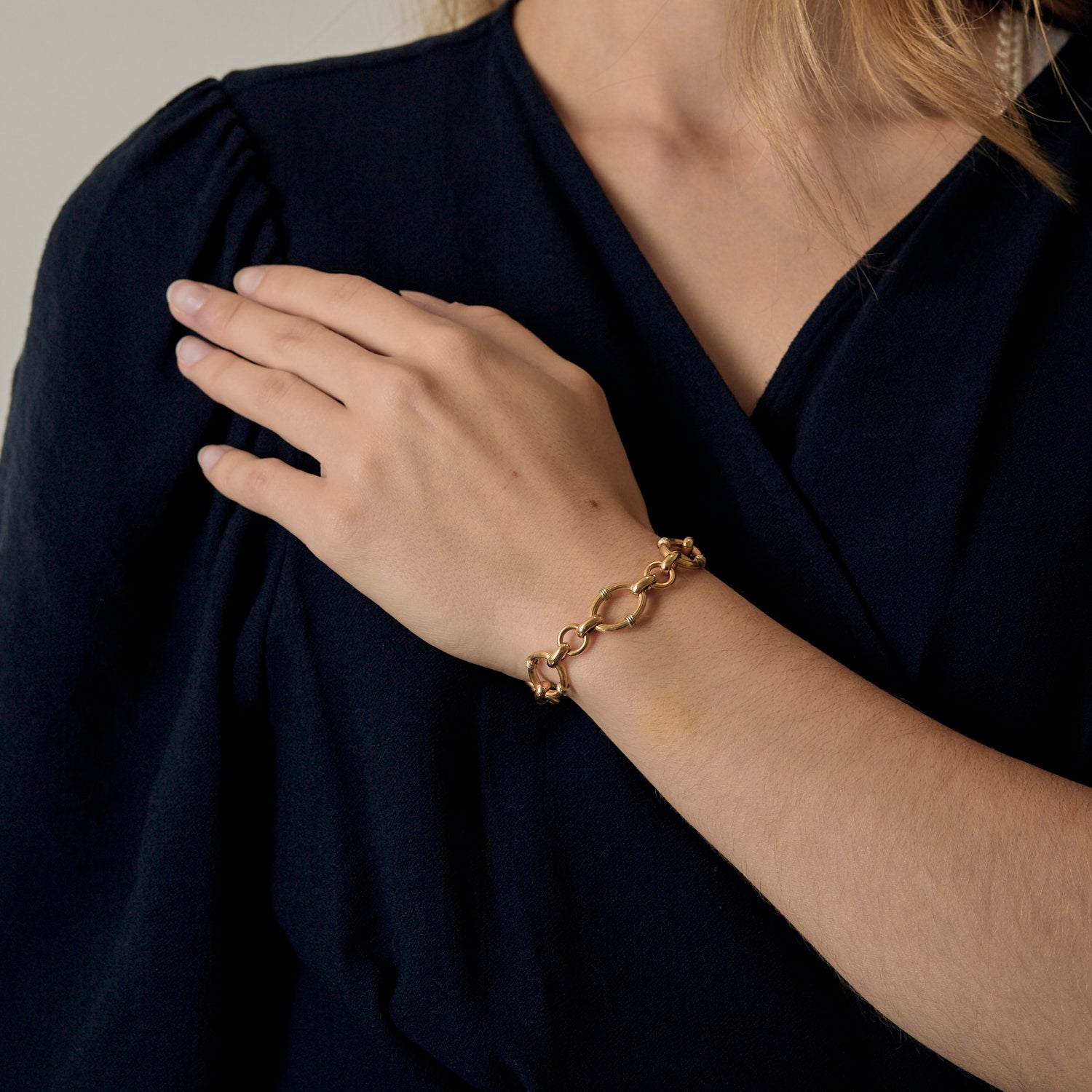 Bracelet ancien mailles ovale en or jaune.