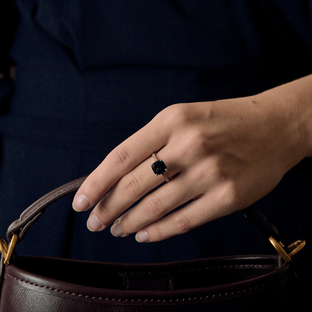 Bague "solitaire" en or rose avec centre T-B London et diamants.