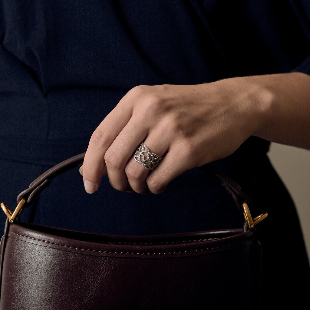 Bague dentelle ou bandeau en or blanc et diamants.