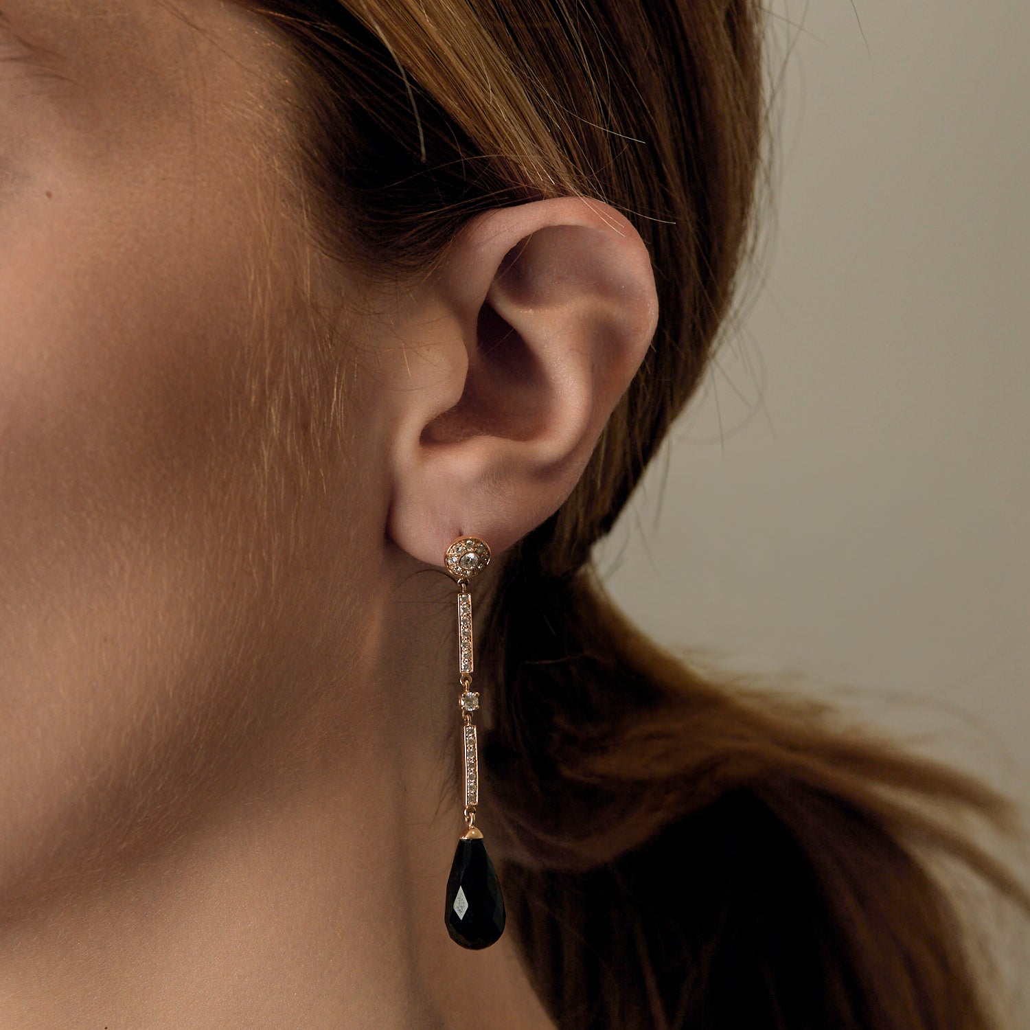 Boucles d'oreilles pendantes or rose, diamants et onyx.
