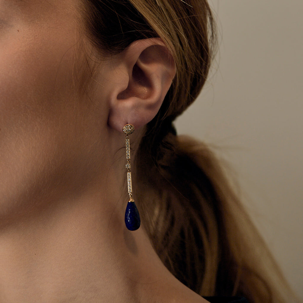 Boucles d'oreilles pendantes or jaune, diamants et lapis-lazuli.