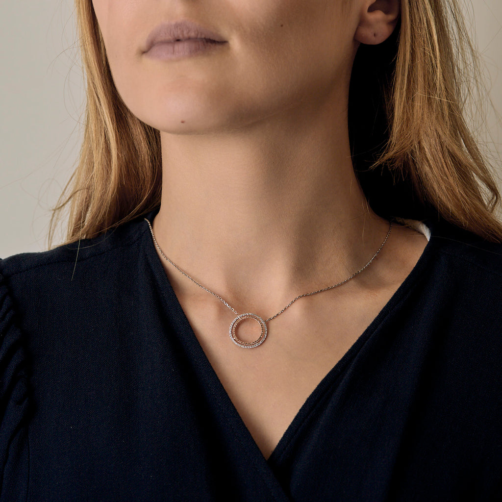 Collier double cercle en or et diamants blanc & cognac.