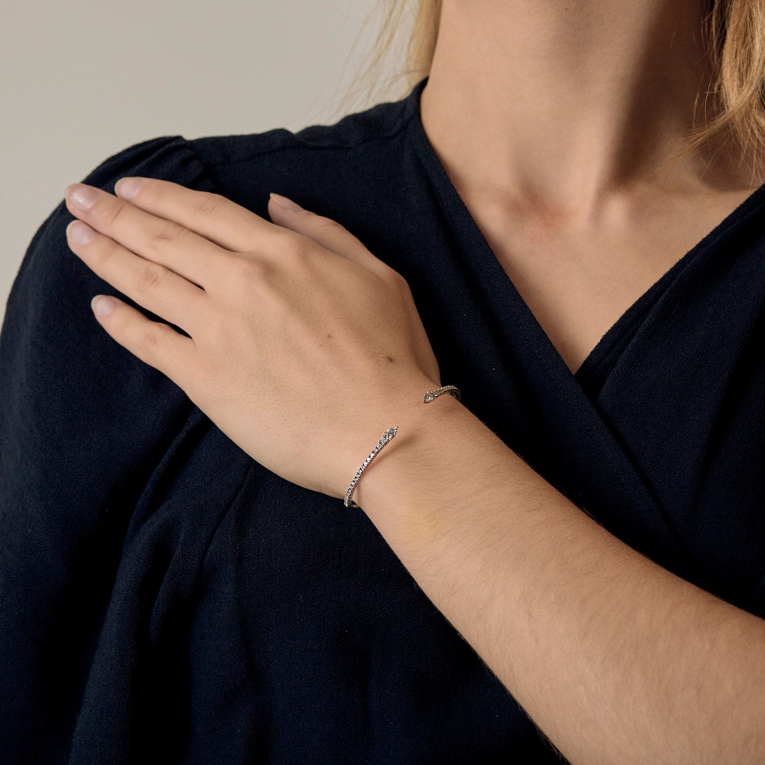 Bracelet jonc flexible en or blanc et diamants.