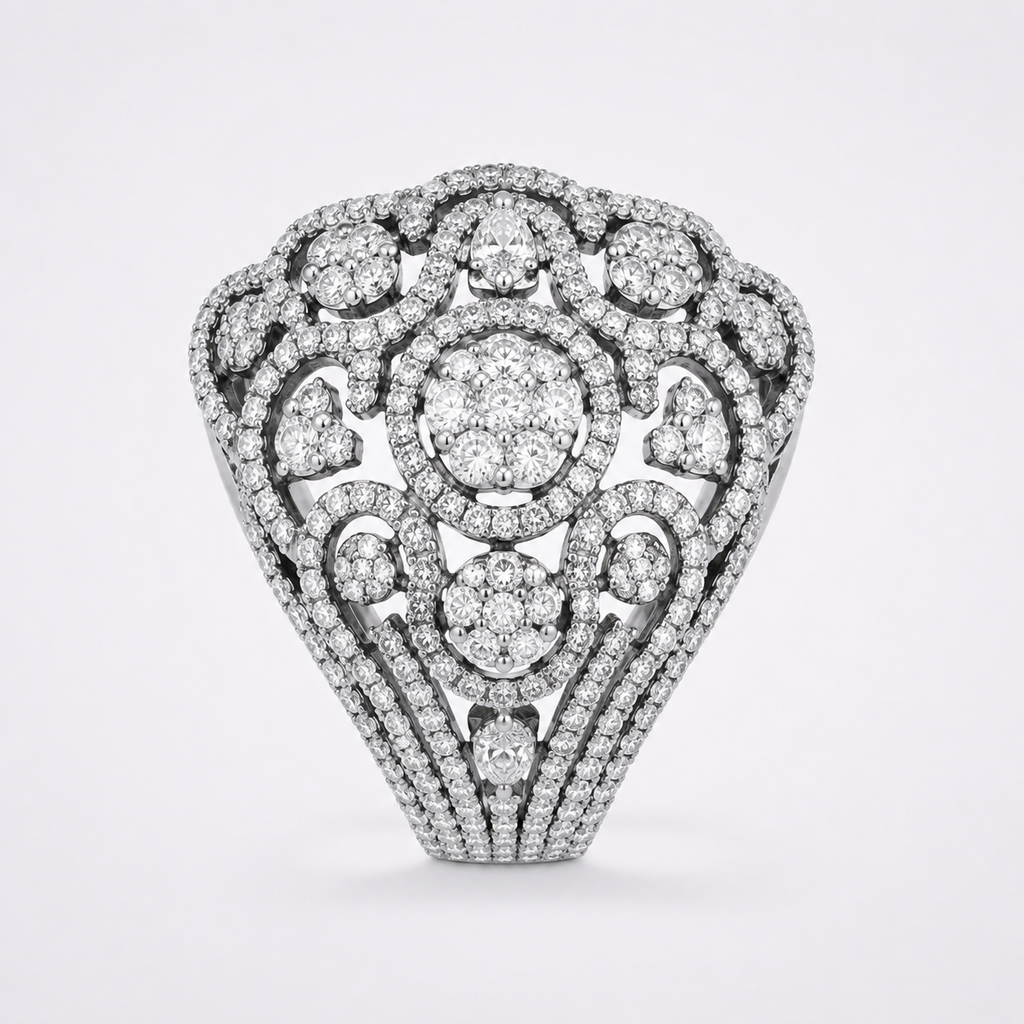 Bague style année 30 en or blanc et diamants.
