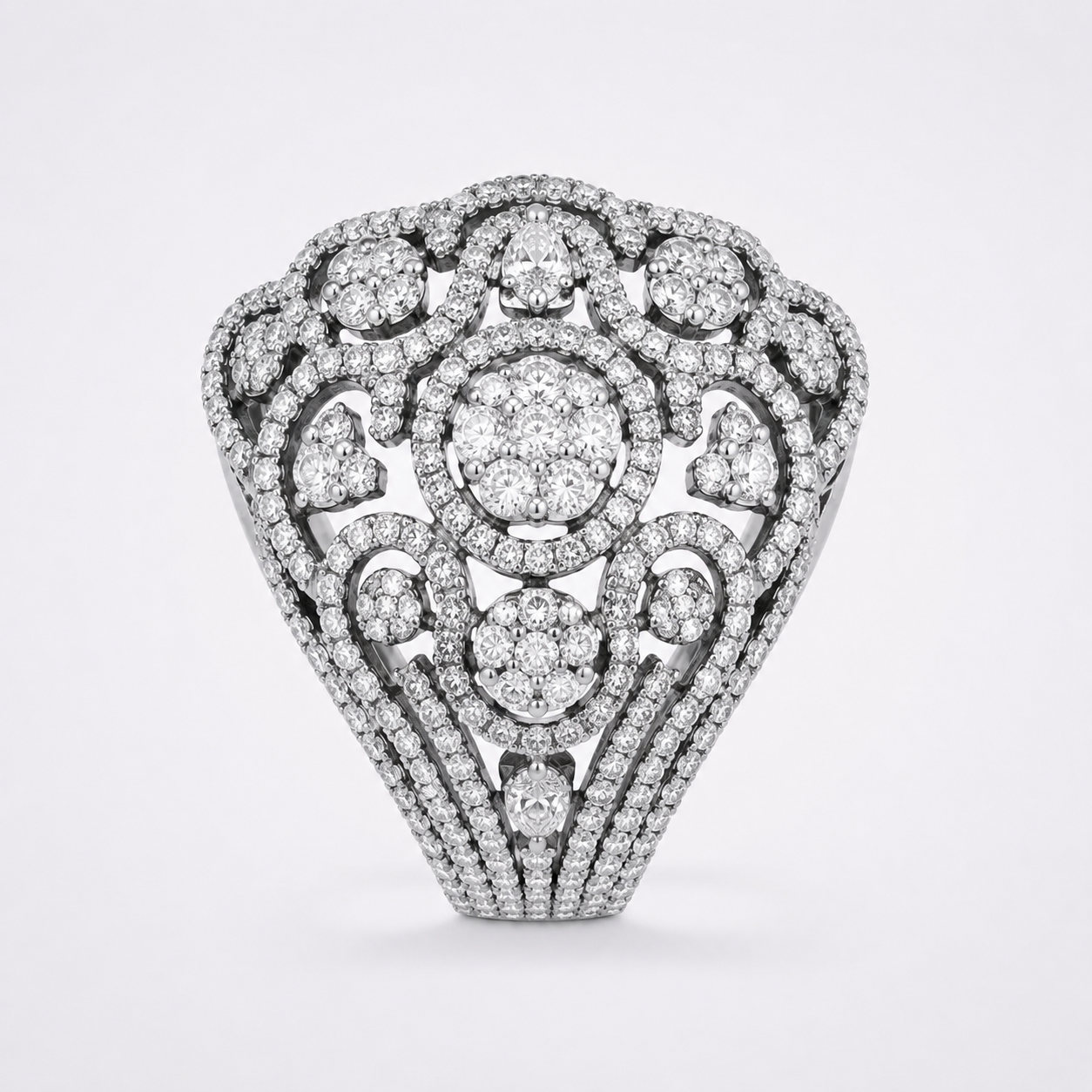 Bague style année 30 en or blanc et diamants.
