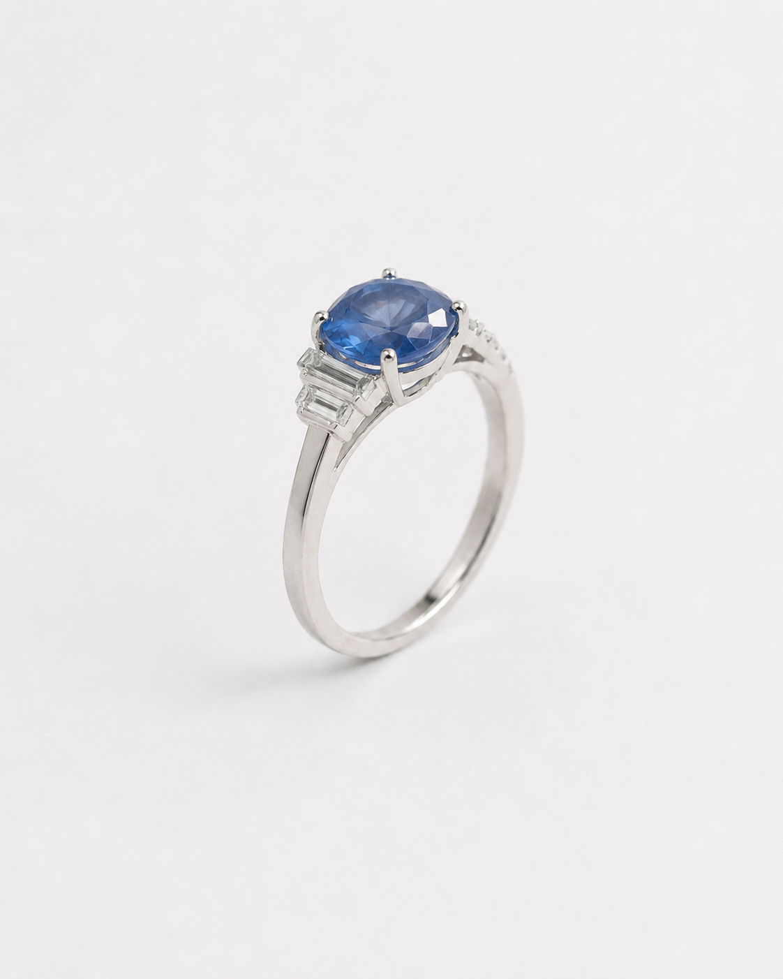 Bague en or blanc, saphir ovale et diamants – 5,03 carats