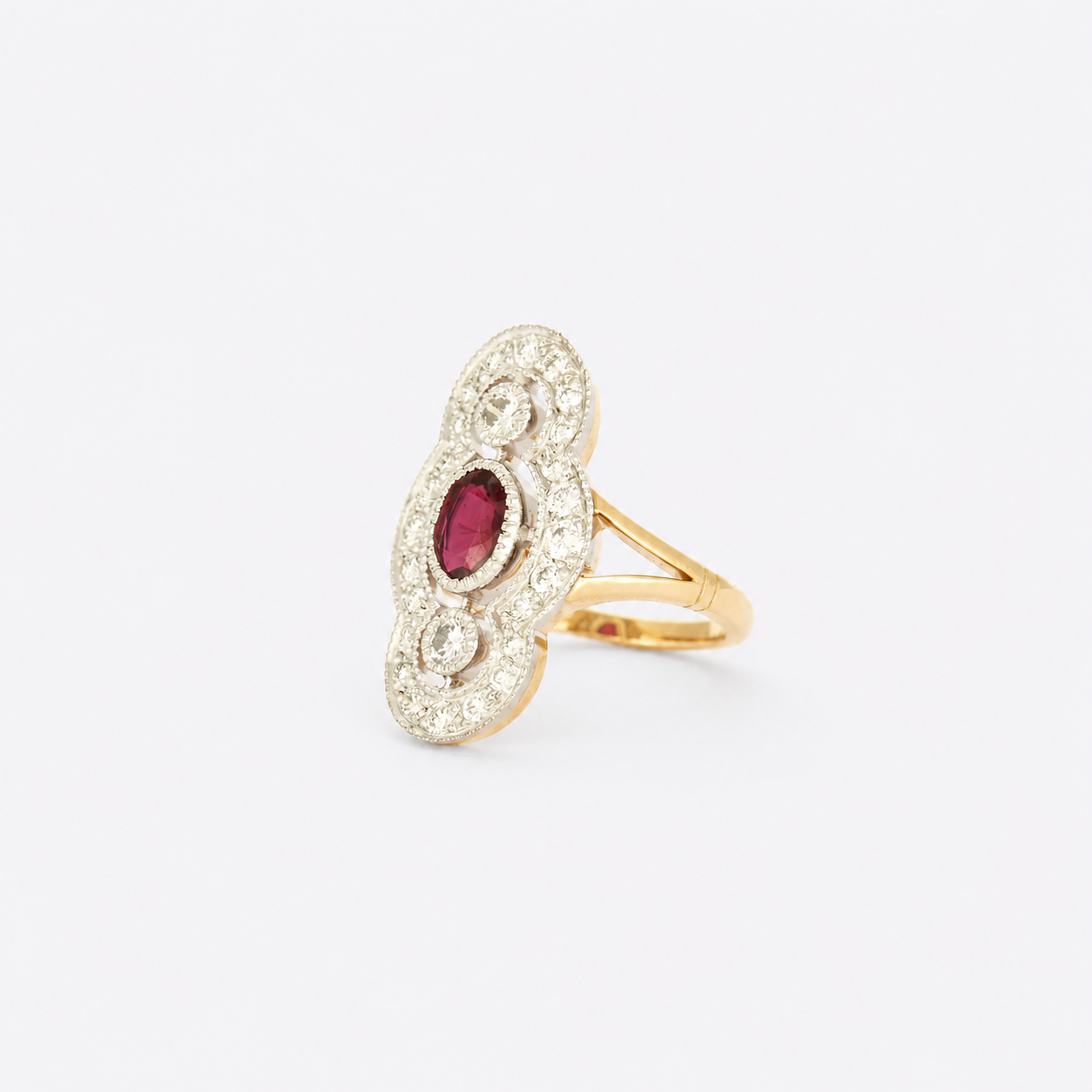 Bague style "Art Deco" en or jaune, platine, diamants et centre rubis
