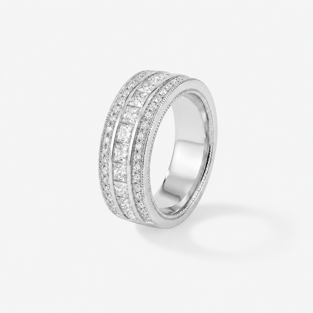 Bague demie alliance diamants princesses en or blanc.