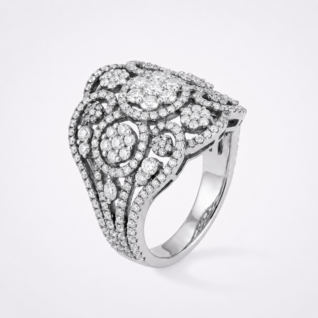 Bague style année 30 en or blanc et diamants.