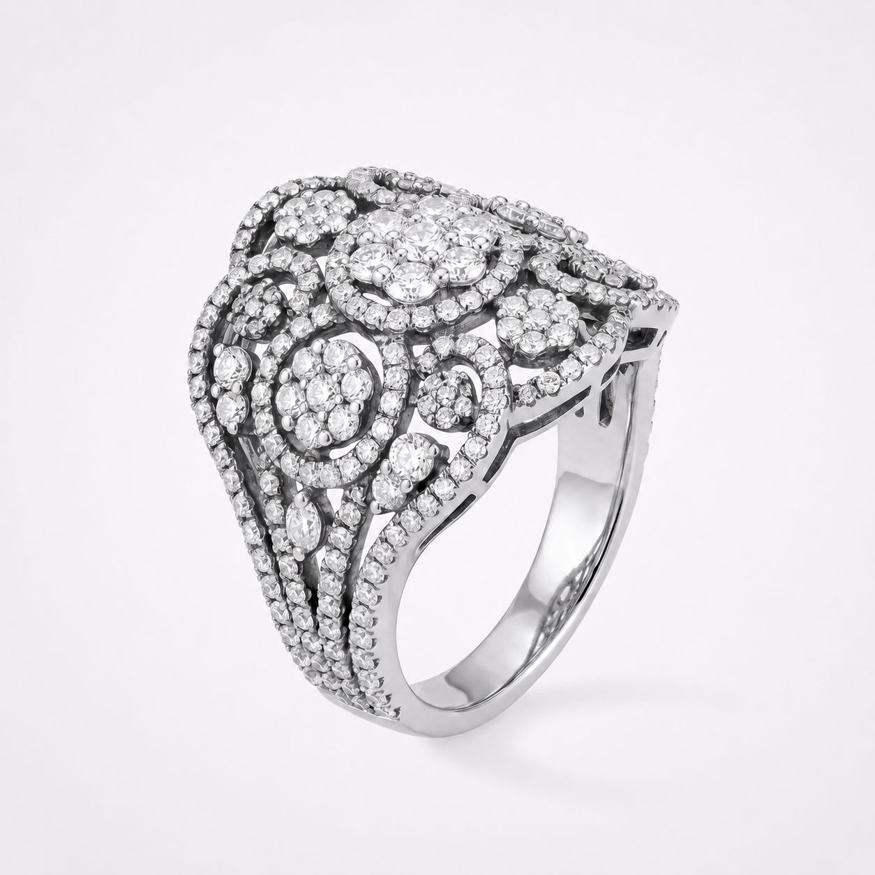 Bague style année 30 en or blanc et diamants.