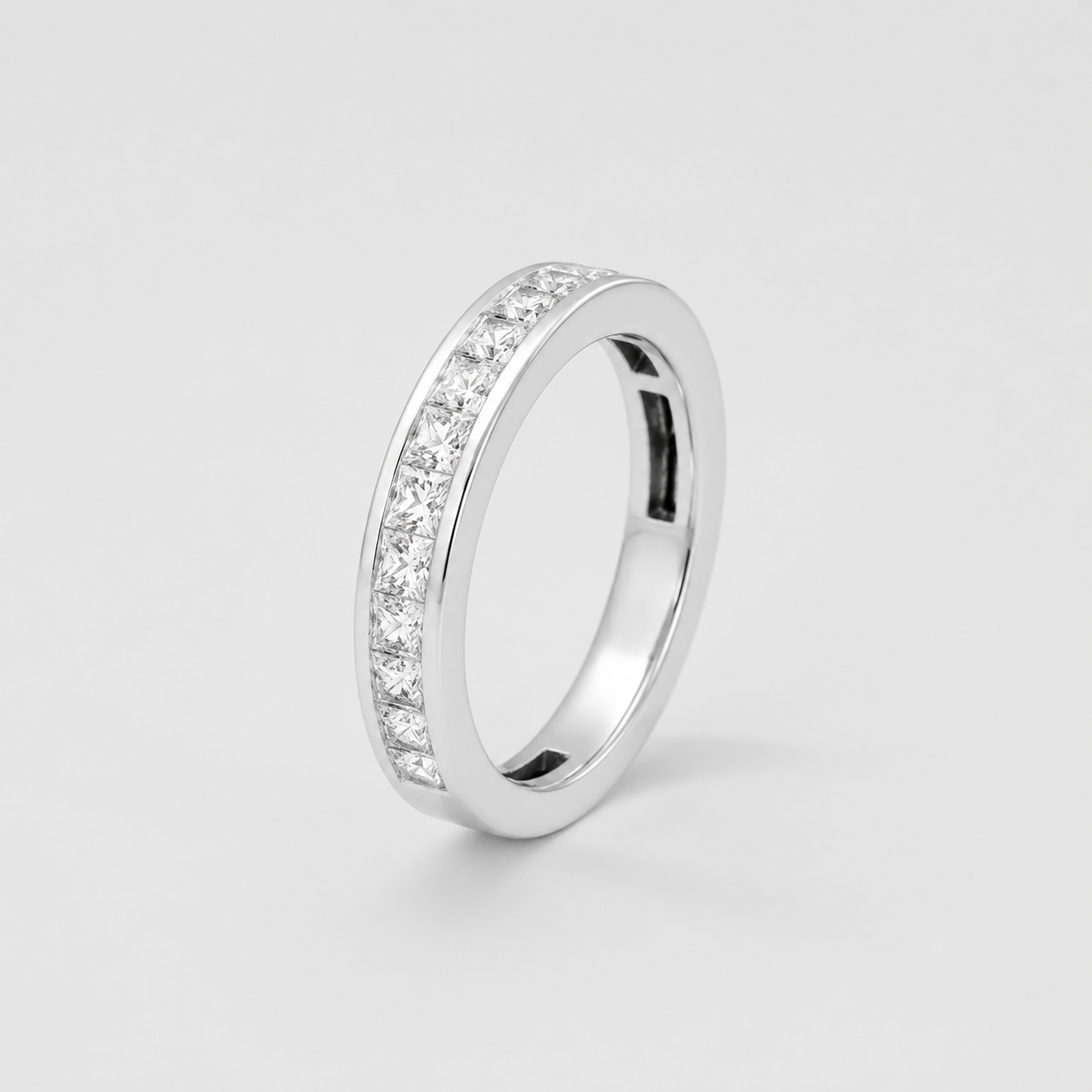 Alliance diamants princesses tour complet 3 carats en or blanc.