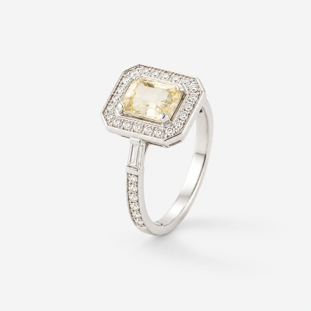 Bague style "Art Deco" en or blanc, saphir jaune et diamants.