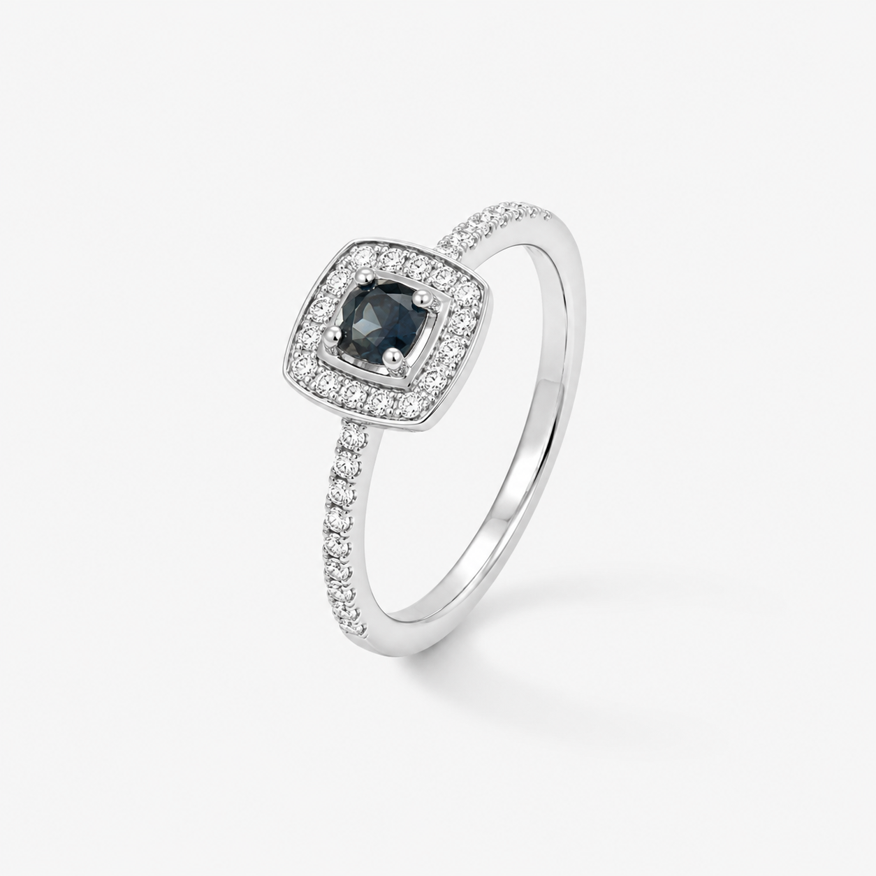 Bague diamants et centre saphir.
