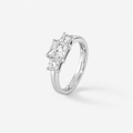 Solitaire trilogie en or blanc, 3 diamants princesse.