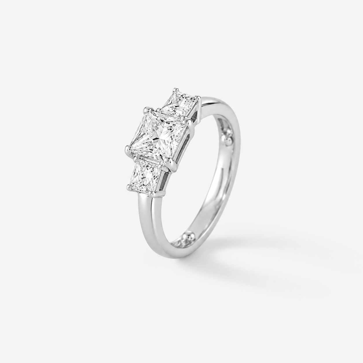 Solitaire trilogie en or blanc, 3 diamants princesse.