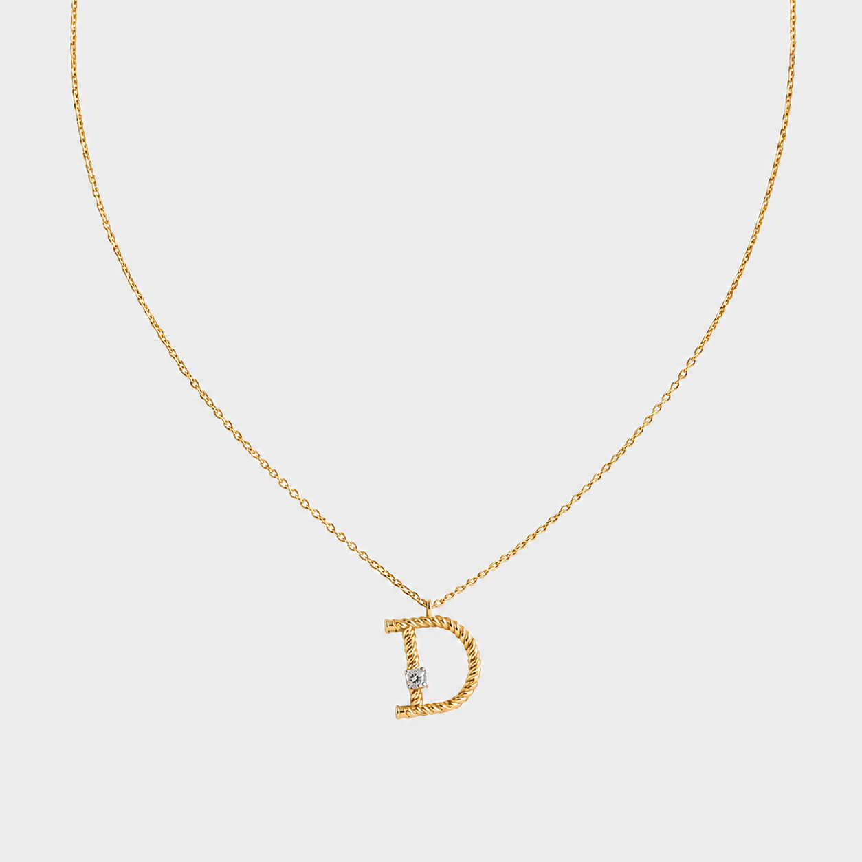 Collier initiale D en or jaune torsadé et diamant – 0,10 carat