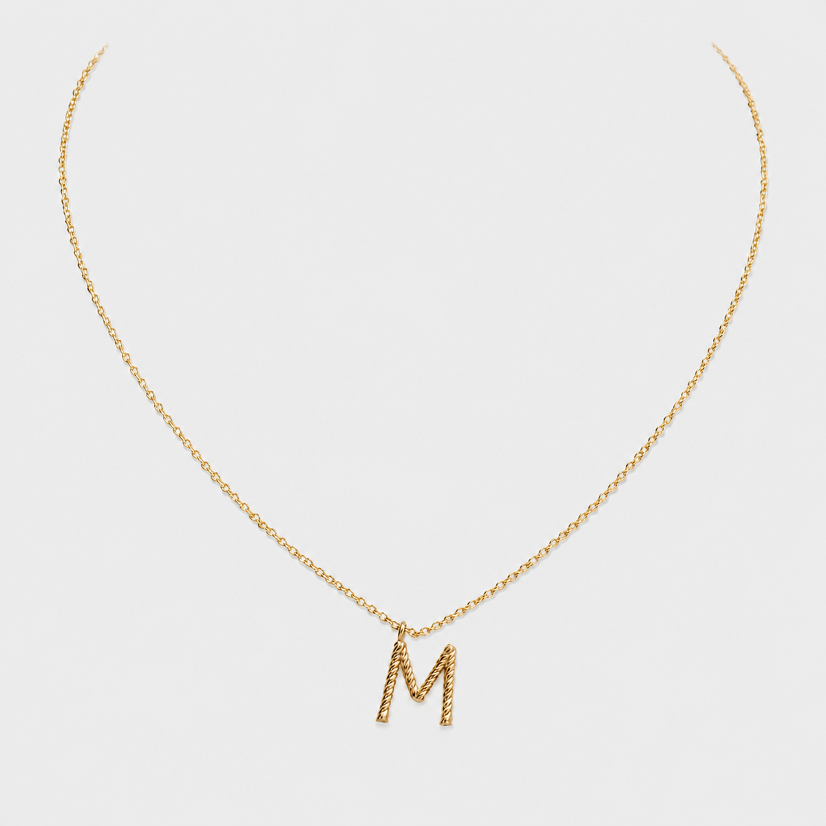 Collier initiale M en or jaune torsadé