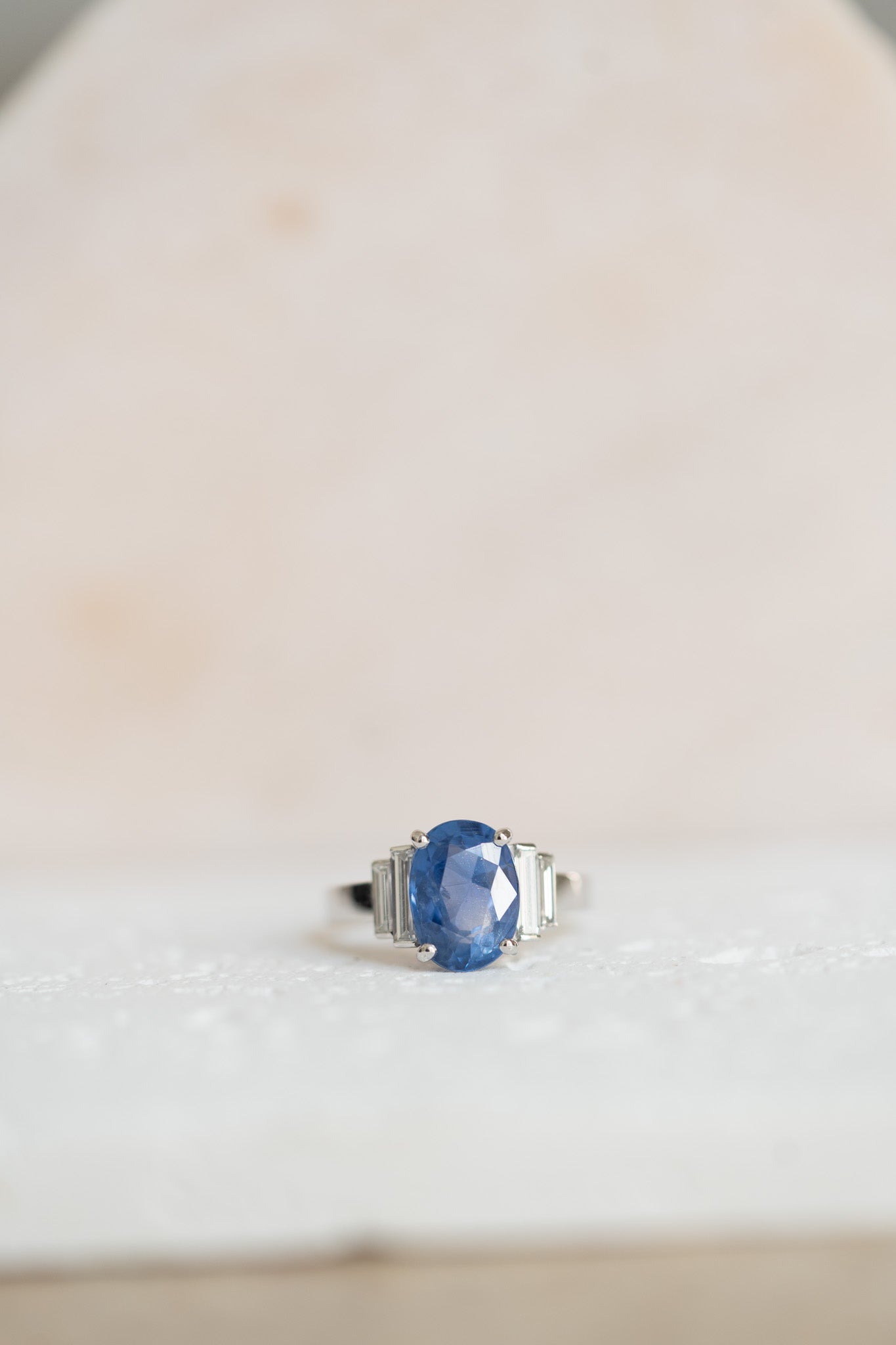 Bague en or blanc, saphir ovale et diamants – 5,03 carats