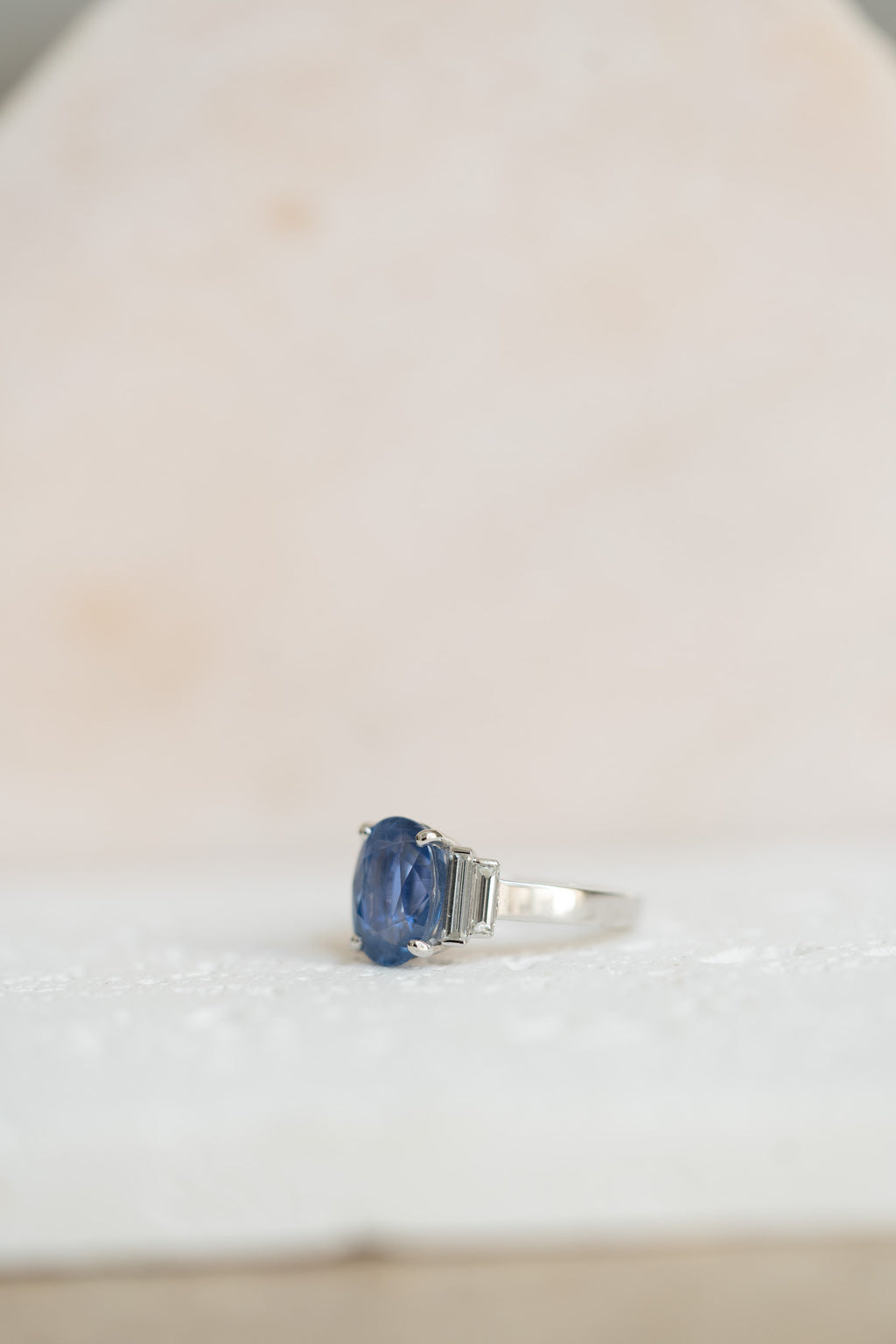 Bague en or blanc, saphir ovale et diamants – 5,03 carats