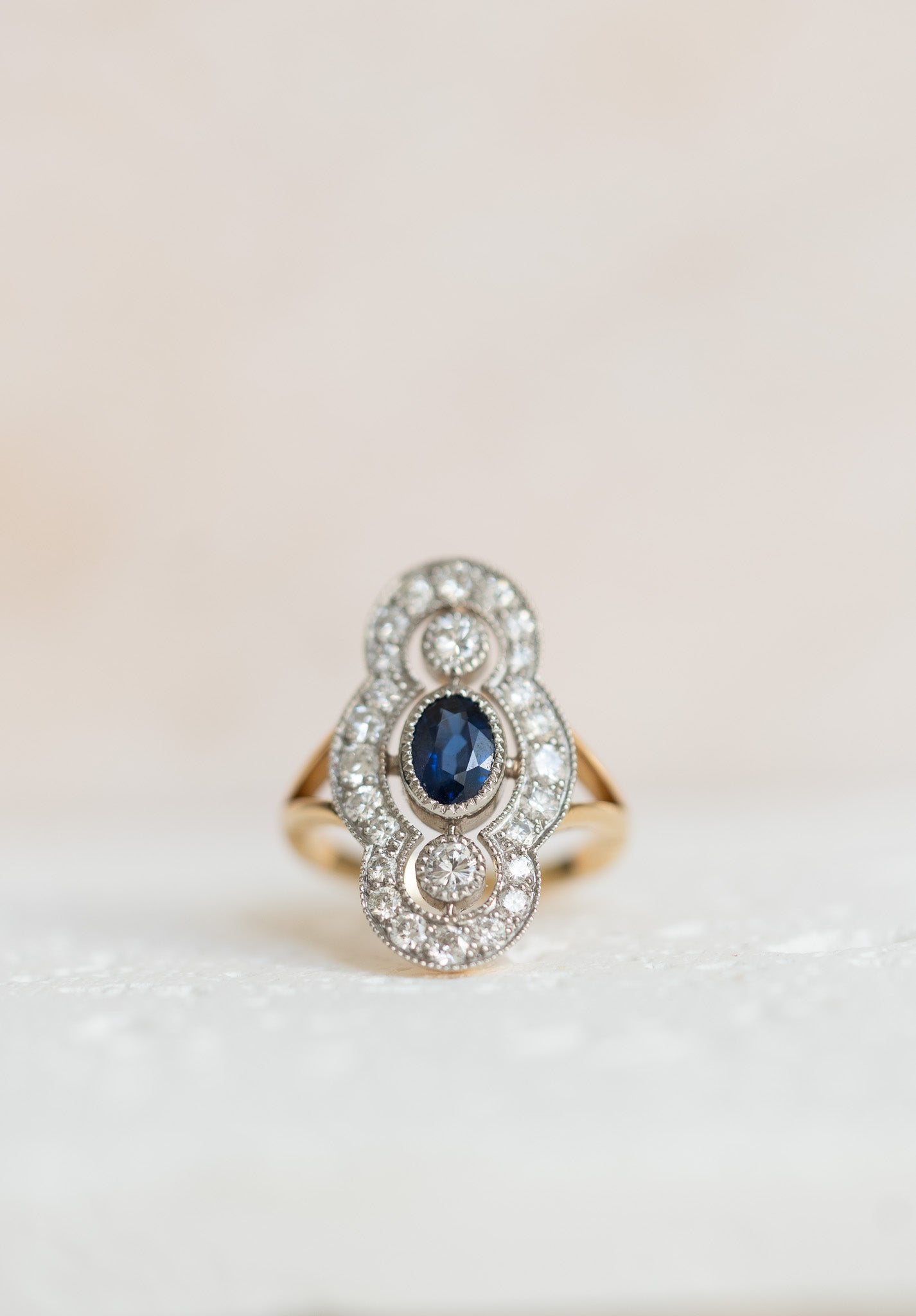 Bague marquise en or jaune, saphir et diamants