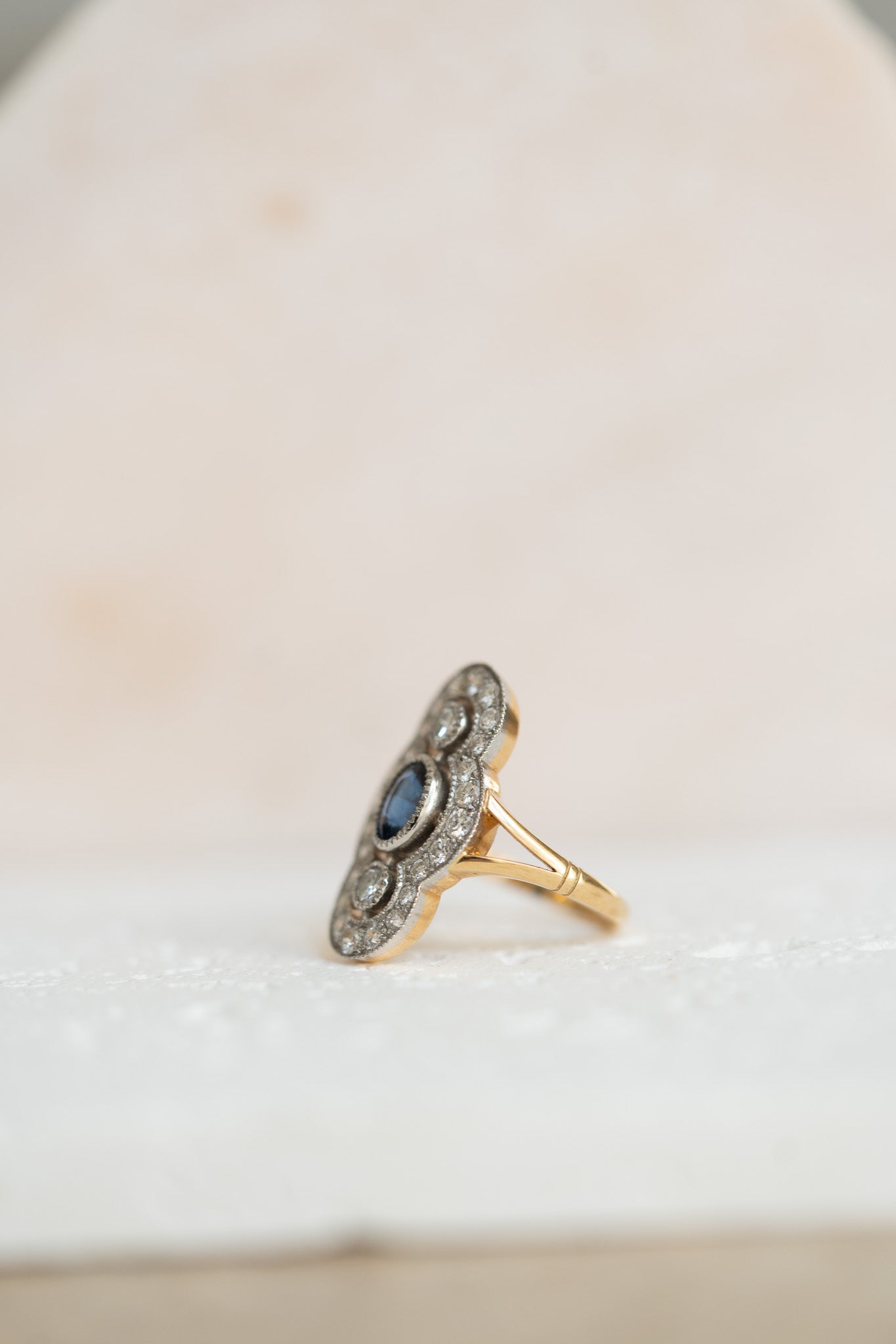 Bague marquise en or jaune, saphir et diamants