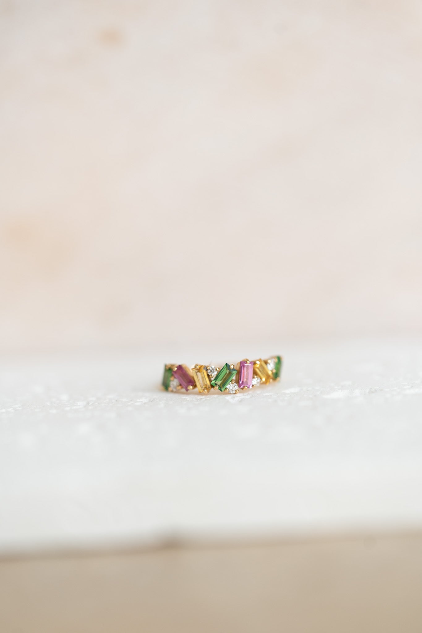 Bague Rainbow en or jaune, saphirs, tsavorites et diamants