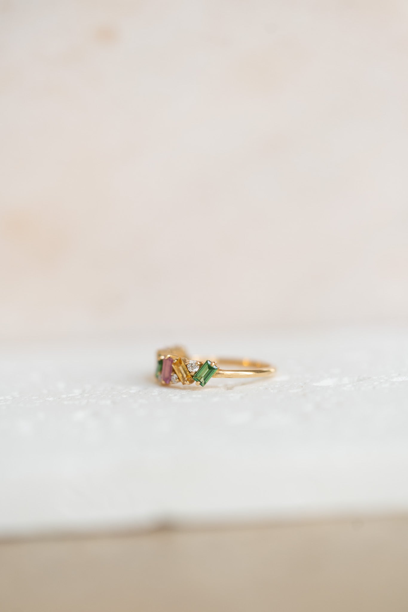 Bague Rainbow en or jaune, saphirs, tsavorites et diamants