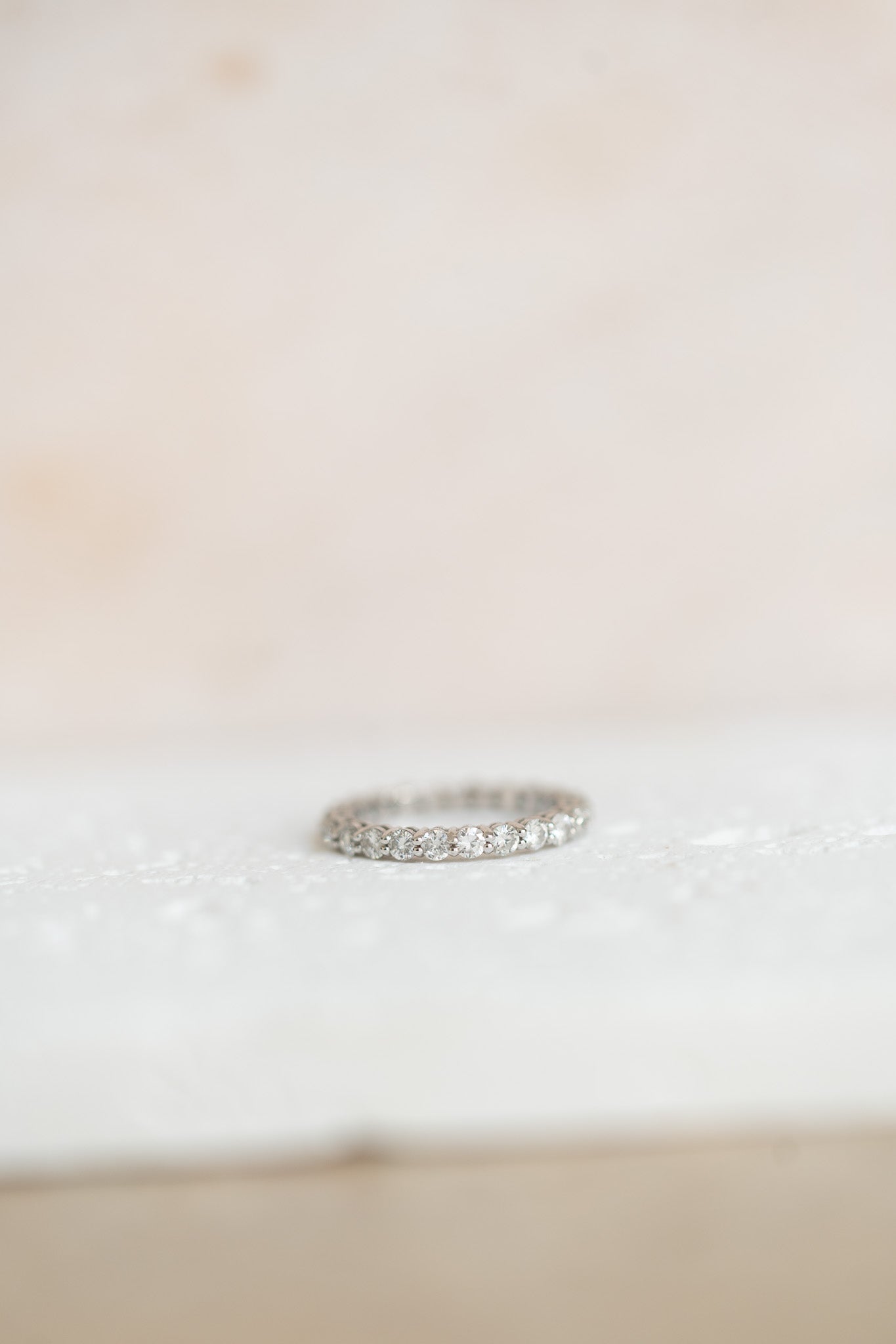 Alliance tour complet en or blanc et diamants – 1,08 carat