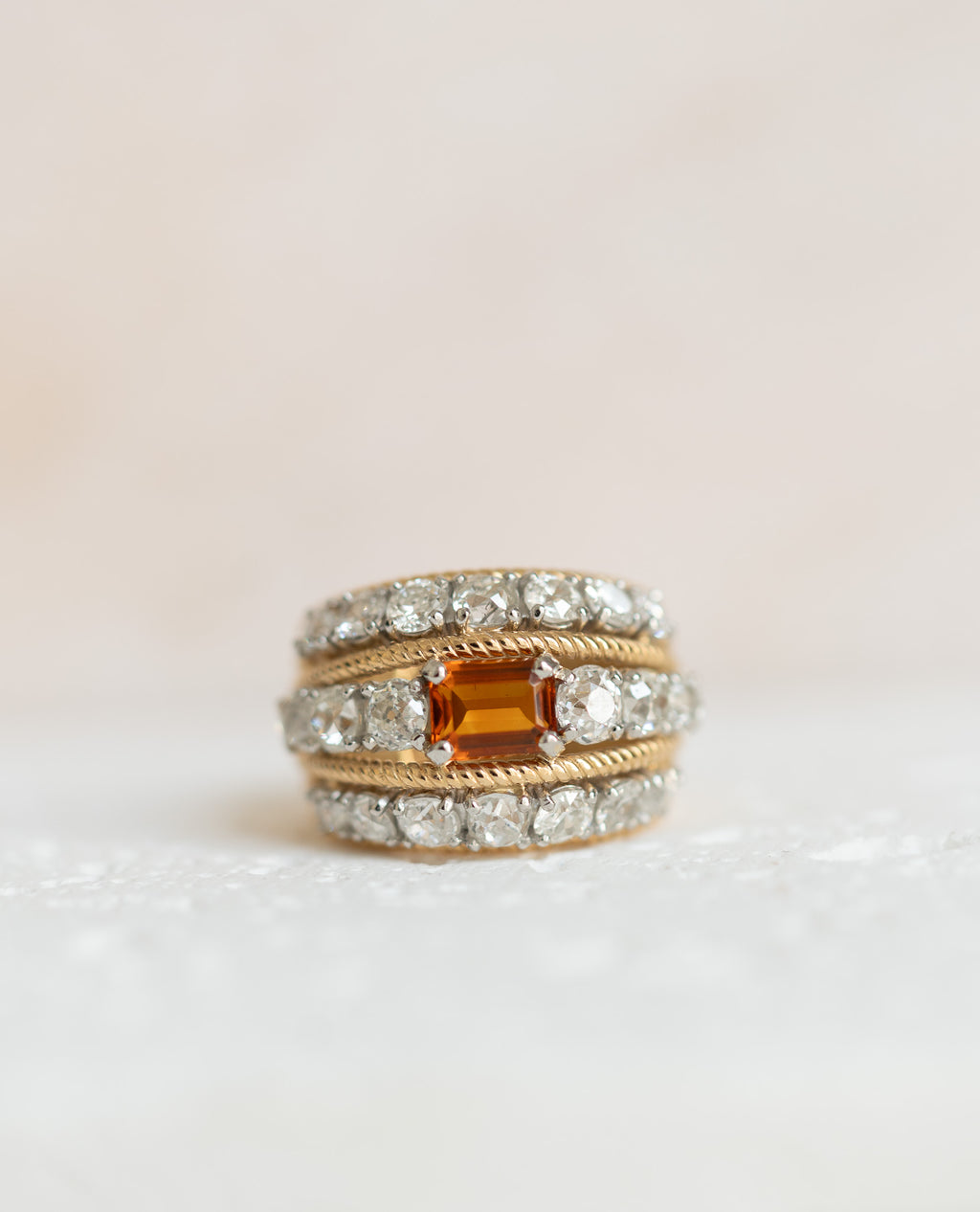 Bague manchette en or jaune, citrine et diamants – 3,25 carats