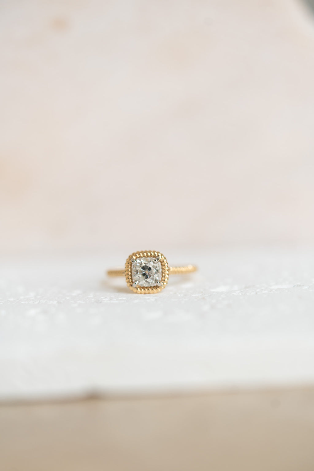 Bague solitaire en or jaune et diamant coussin – 1,01 carat