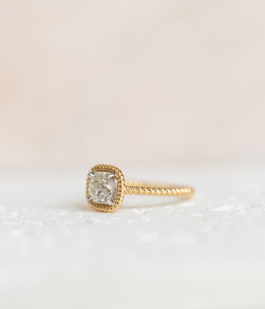 Bague solitaire en or jaune et diamant coussin – 1,01 carat