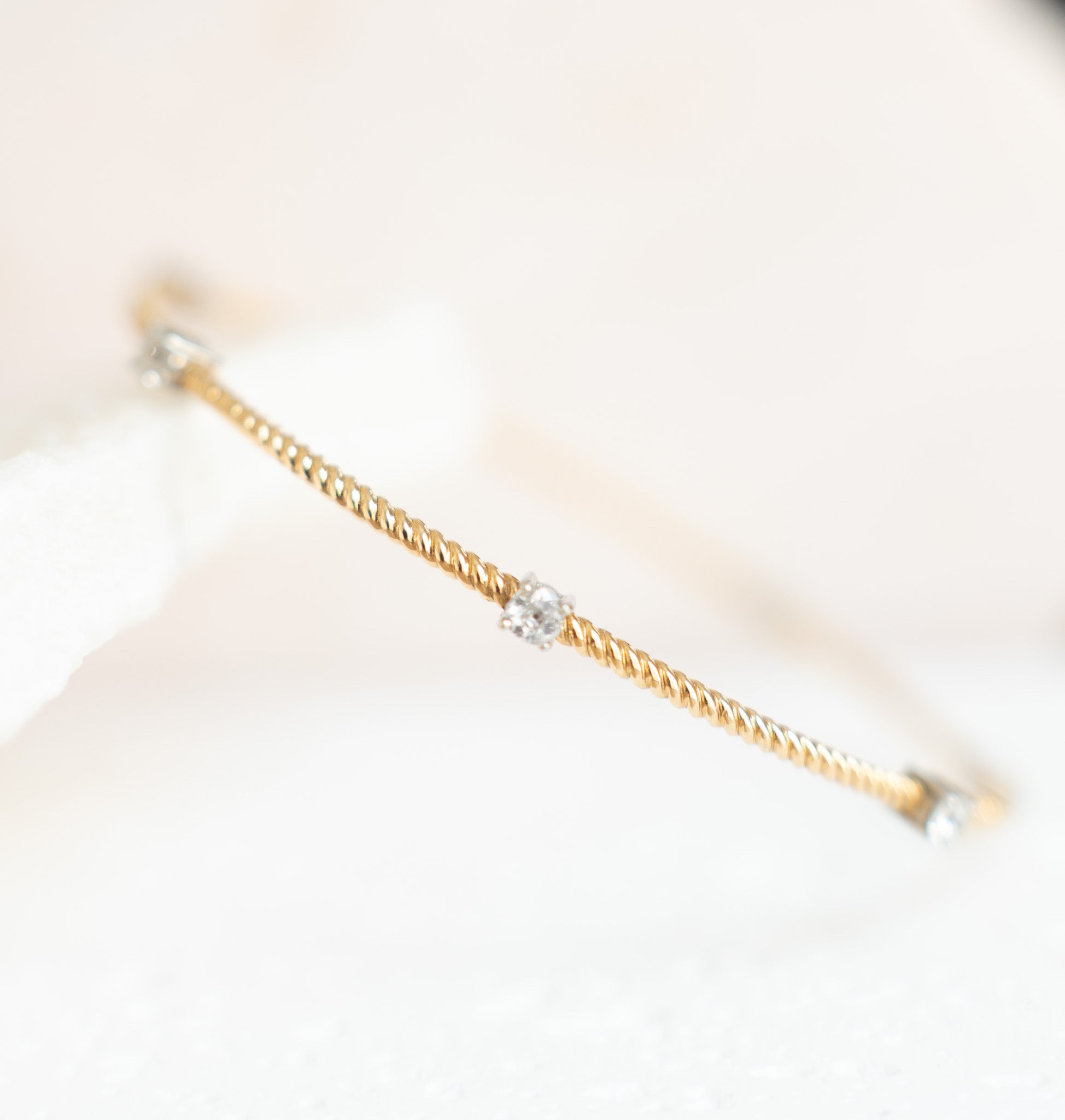 Bracelet jonc torsadé en or jaune et diamants – 1,17 carat