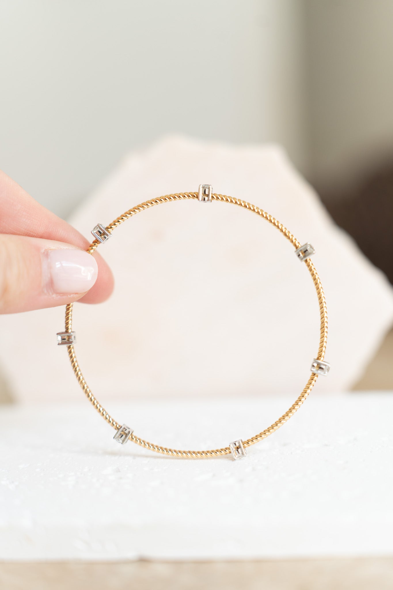 Bracelet jonc torsadé en or jaune et diamants – 1,17 carat