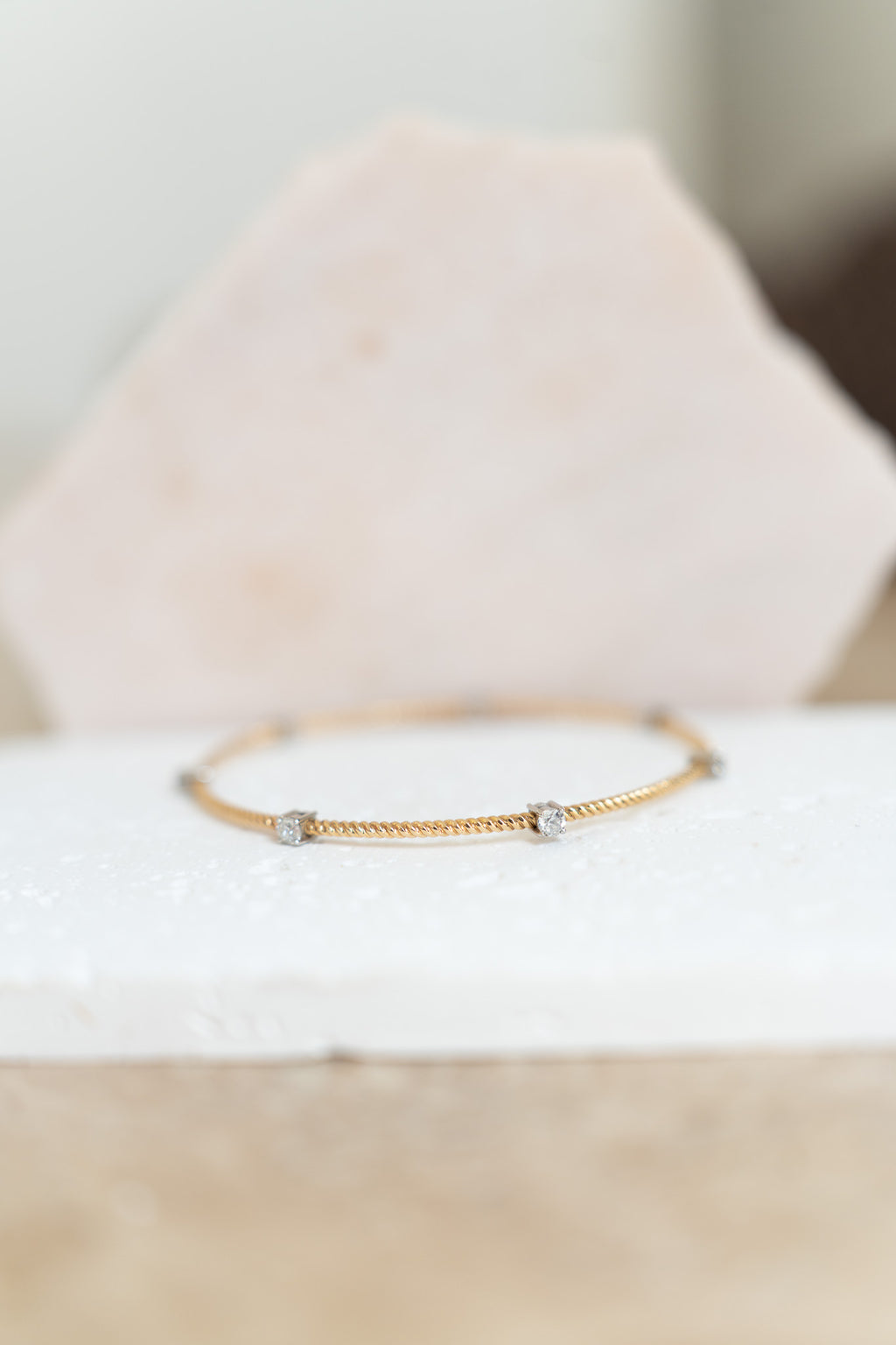 Bracelet jonc torsadé en or jaune et diamants – 1,17 carat