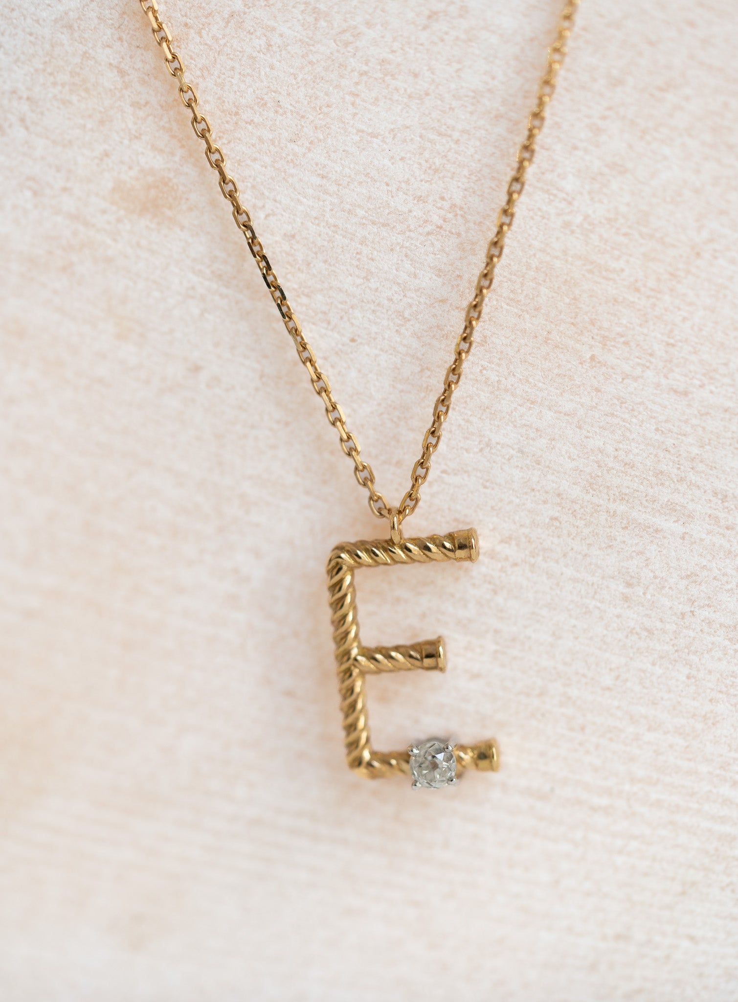 Collier initiale B en or jaune torsadé et diamant – 0,10 carat