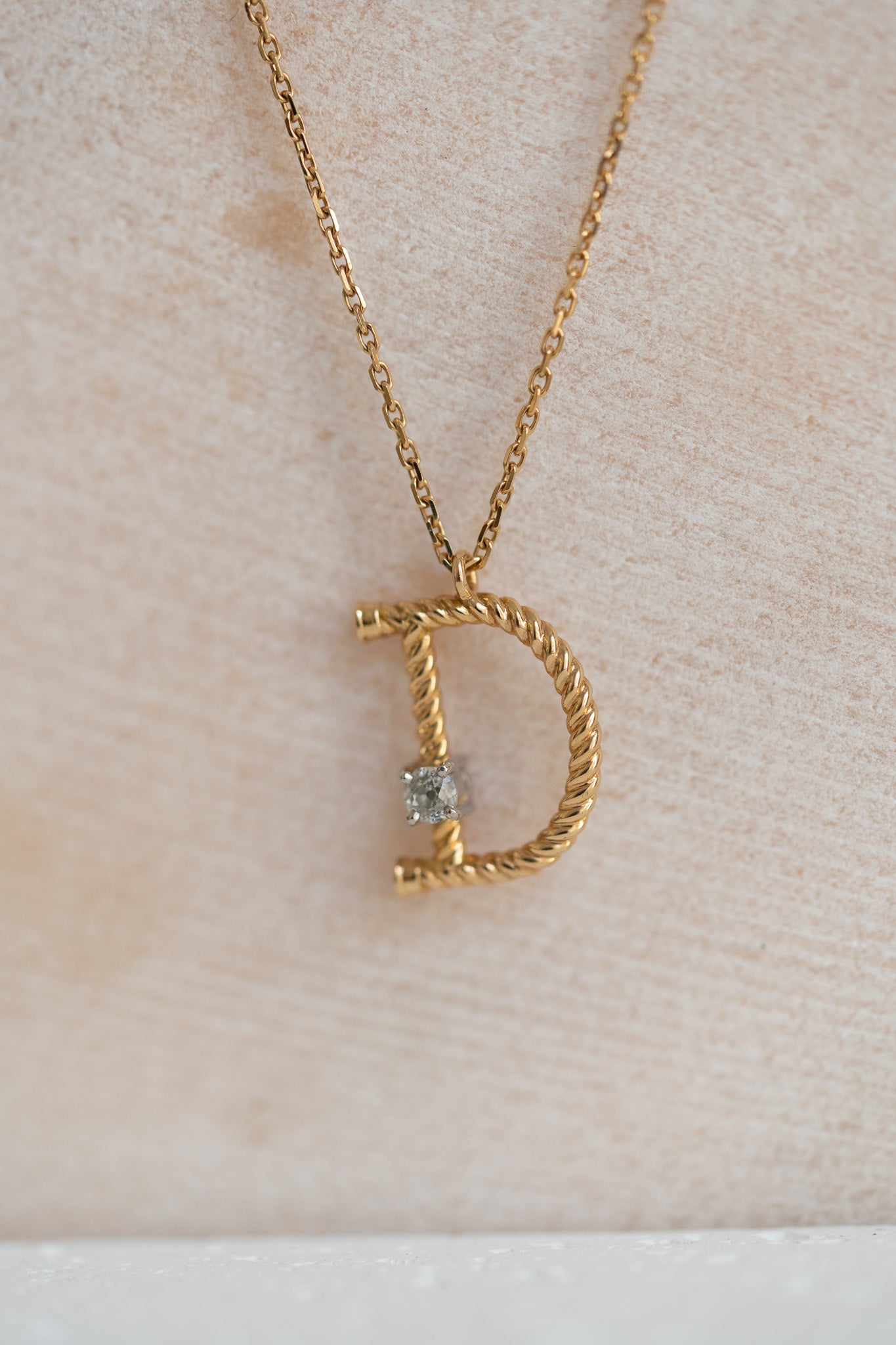 Collier initiale D en or jaune torsadé et diamant – 0,10 carat