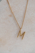 Collier initiale M en or jaune torsadé