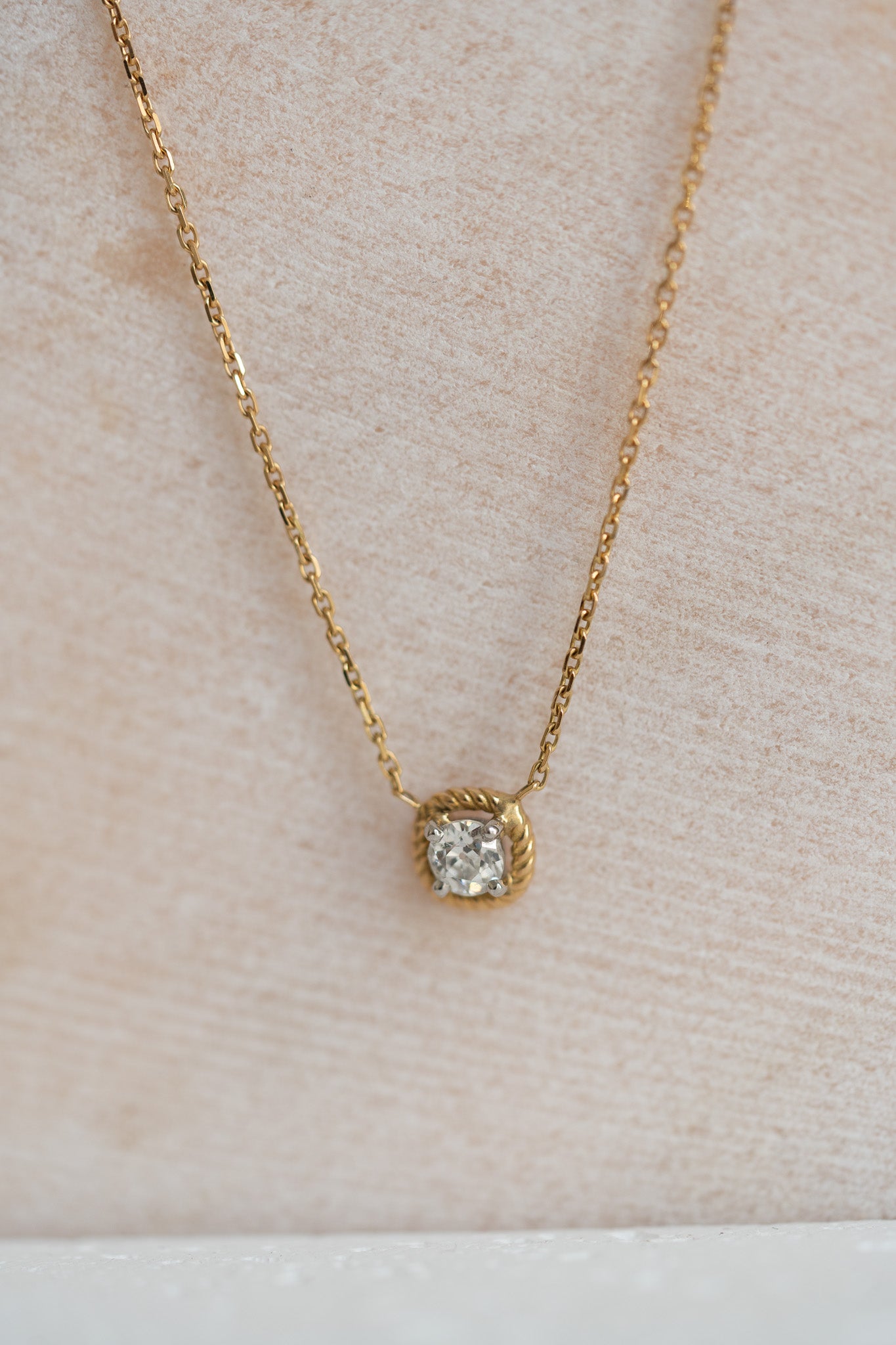 Collier goutte en or jaune et diamant – 0,42 carat