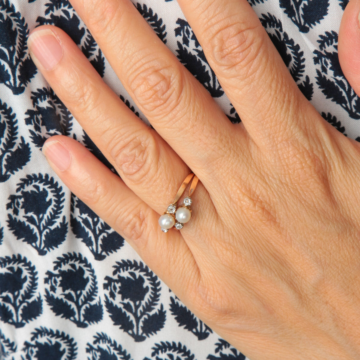 Double bague ancienne en or rose perles et diamants.